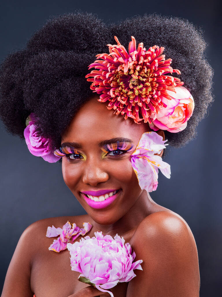 Makyaj, çiçekler ve güzel, yaratıcı ve bahar için siyah kadın portresiyle mutlu. Doğal, kozmetik ve çiçekli. Stüdyo arka planında sanat, özgüven veya özgüven için izole edilmiş bir model.. - Fotoğraf, Görsel