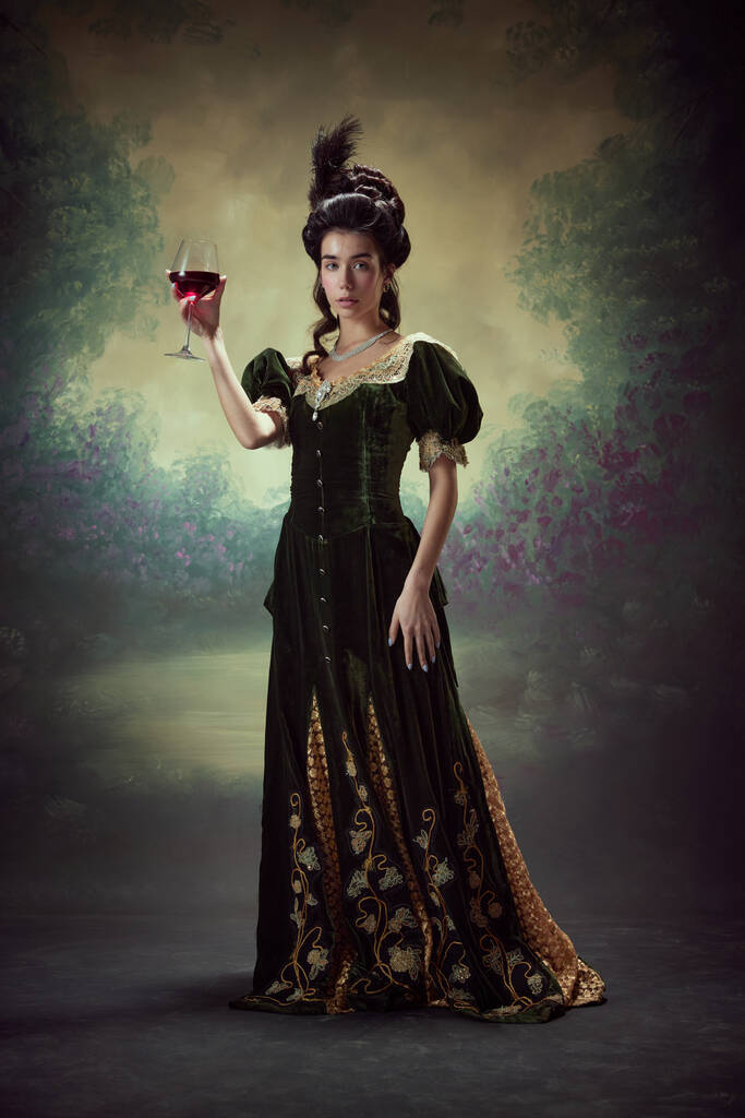 Πορτρέτο του όμορφη νεαρή κοπέλα, πριγκίπισσα, βασιλικό πρόσωπο σε κομψό φόρεμα στέκεται με ένα ποτήρι κόκκινο κρασί σε σκούρο vintage φόντο. Έννοια της ιστορίας, αναγεννησιακής τέχνης, σύγκριση των εποχών - Φωτογραφία, εικόνα