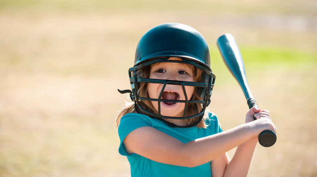 Le base-ball prêt à battre. Batteur d'enfants sur le point de frapper un terrain pendant un match de baseball - Photo, image