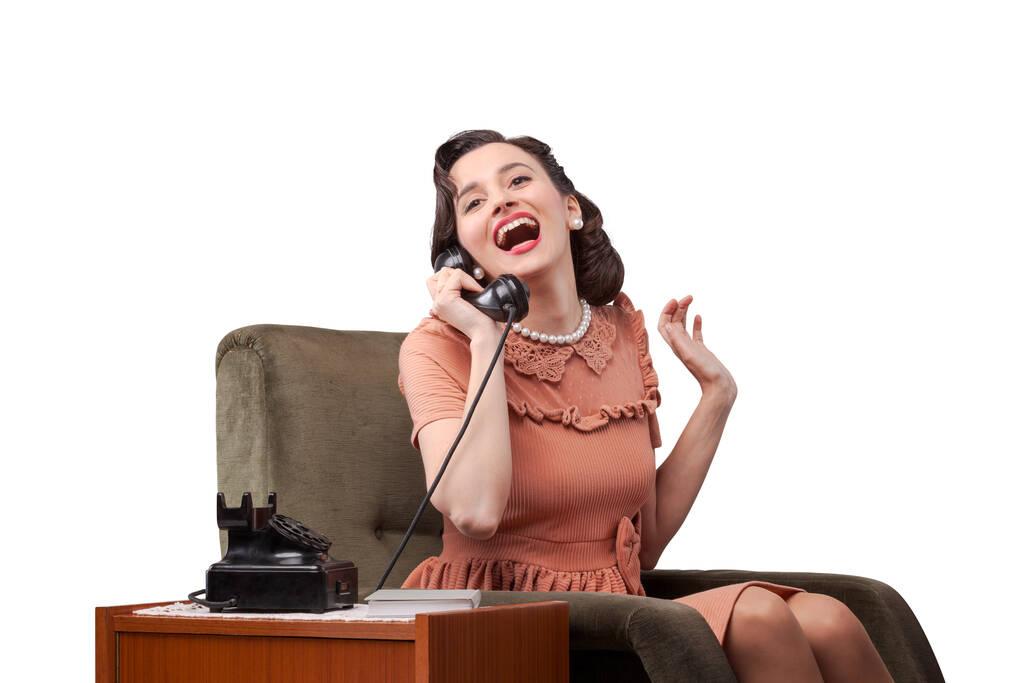 Frau im Vintage-Stil sitzt auf einem Sessel und tratscht am Telefon - Foto, Bild
