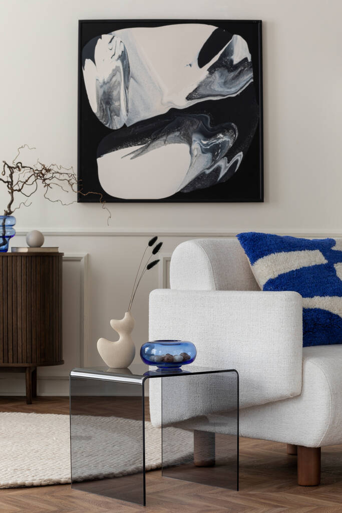 Composición creativa del interior de la sala de estar moderna con marco de póster simulada, mesa de centro de vidrio elegante, almohada azul, sillón boucle, alfombra redonda y accesorios personales. Decoración del hogar. Plantilla. - Foto, imagen