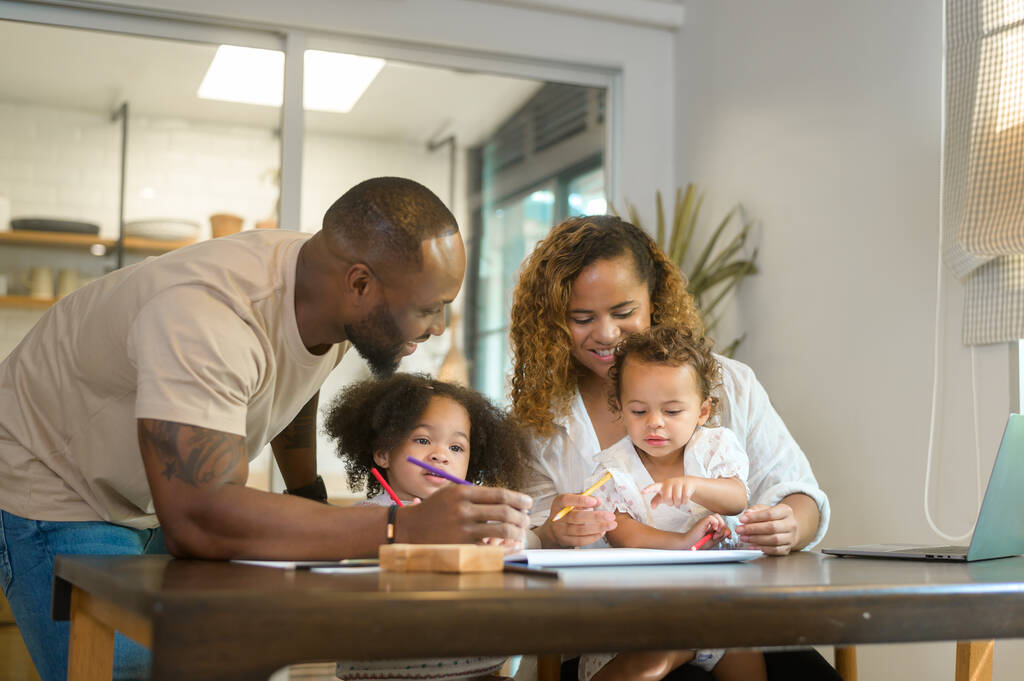 Szczęśliwy Afroamerykanin rodzic gra i rysunek z córkami w domu  - Zdjęcie, obraz