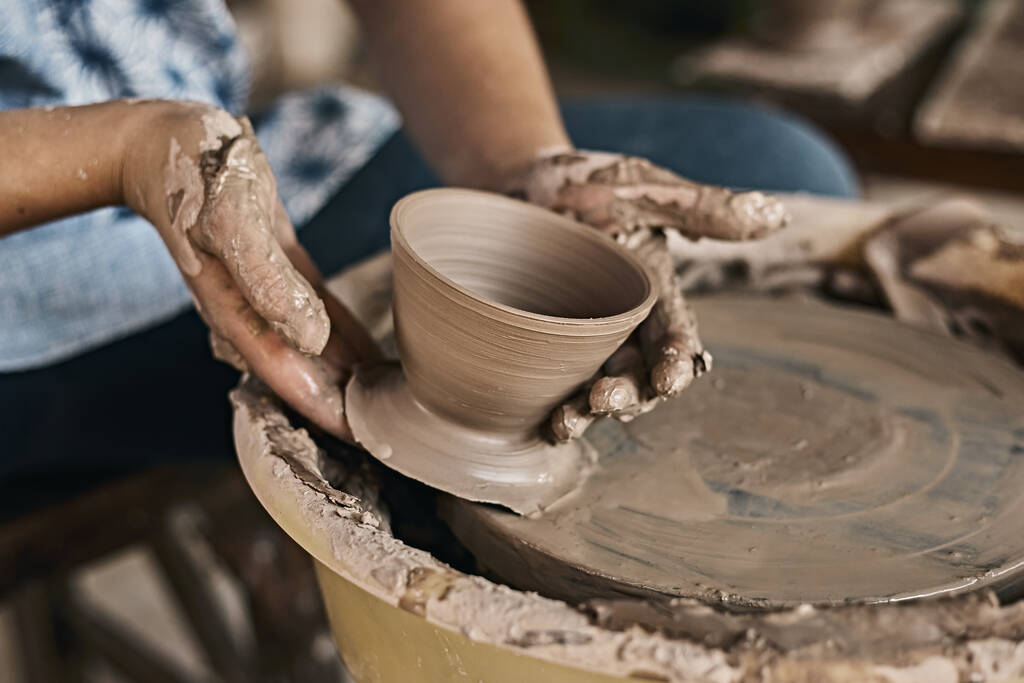 陶芸車に取り組む職人の手。選択フォーカス - 写真・画像