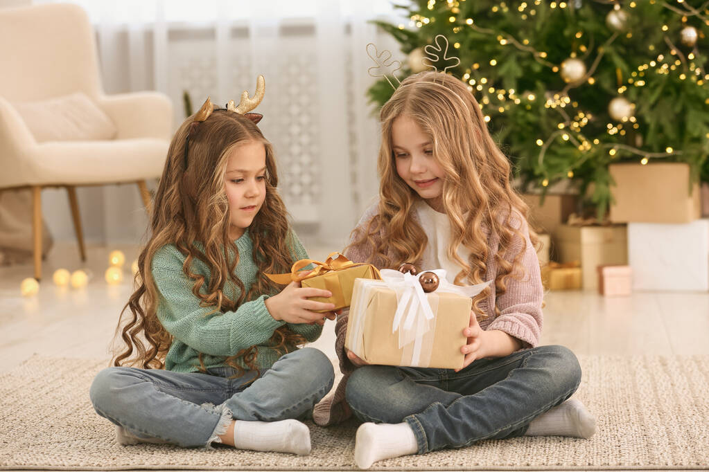 Niedliche kleine Mädchen mit Weihnachtsgeschenken zu Hause - Foto, Bild