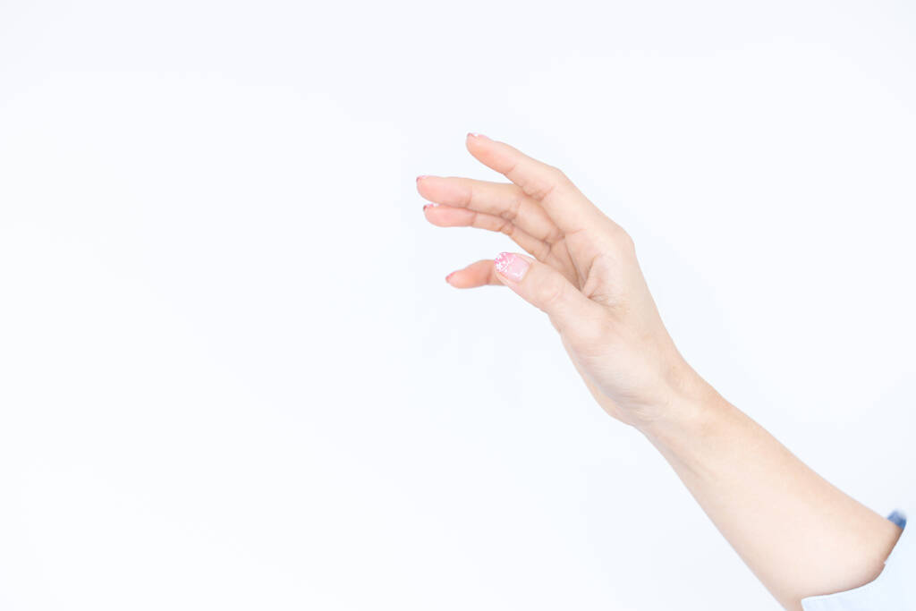 Schöne asiatische Frau Hand isoliert auf weißem Hintergrund, Leere offene Frau Hand auf weißem Hintergrund, Weibliche Hand auf weißem Hintergrund. - Foto, Bild