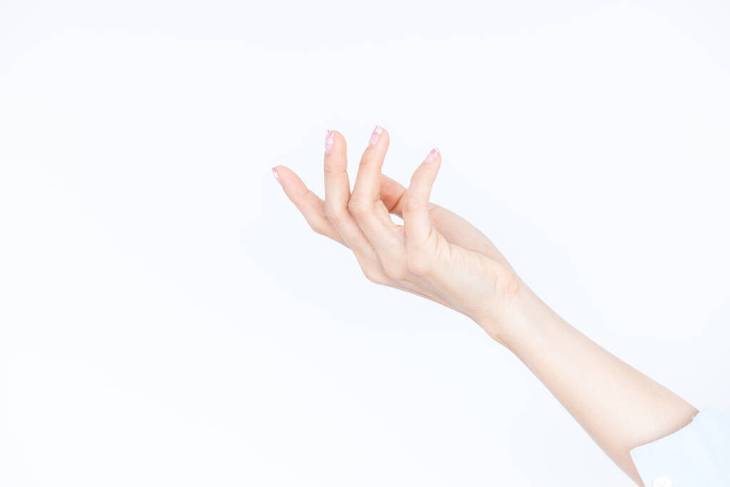 Schöne asiatische Frau Hand isoliert auf weißem Hintergrund, Leere offene Frau Hand auf weißem Hintergrund, Weibliche Hand auf weißem Hintergrund. - Foto, Bild