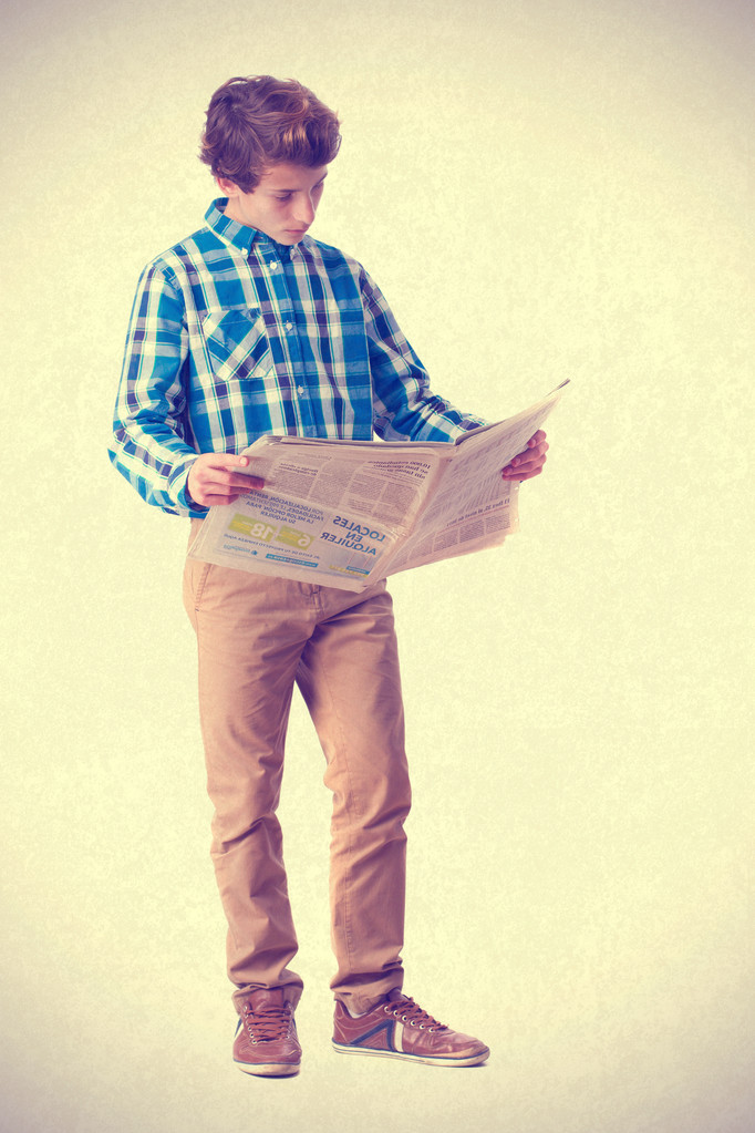adolescente lendo um jornal
 - Foto, Imagem