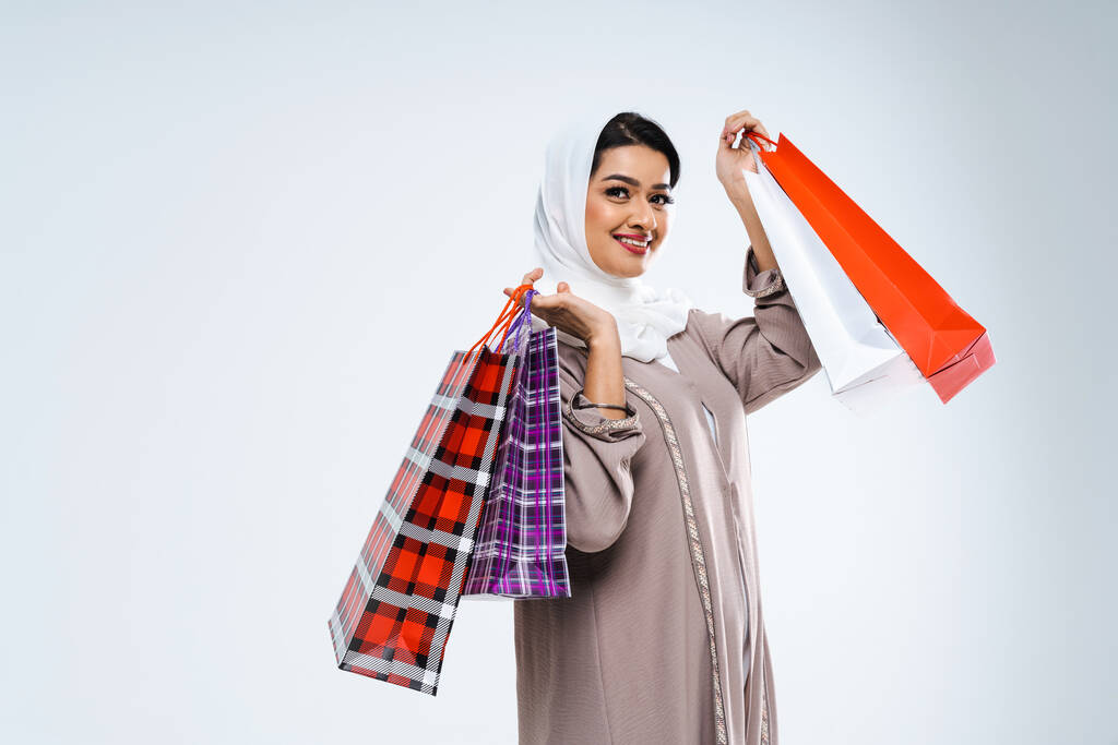 Hermosa mujer árabe de Oriente Medio con vestido tradicional abaya en el estudio - Retrato femenino árabe musulmán adulto en Dubai, Emiratos Árabes Unidos - Foto, Imagen
