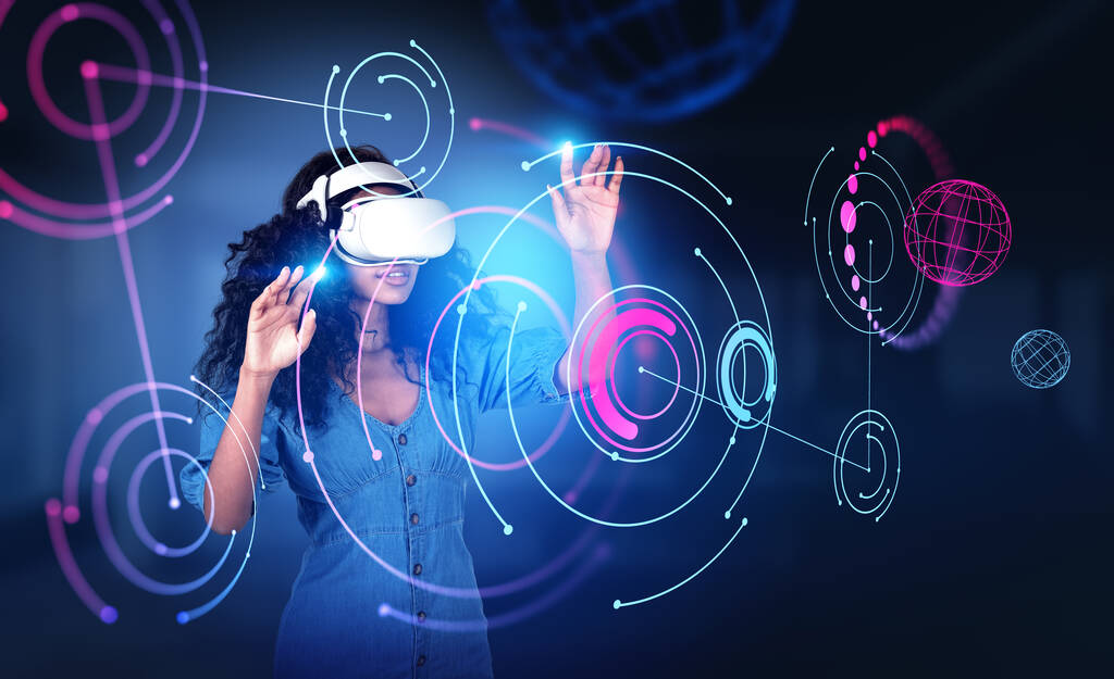 VR gözlükleriyle çalışan siyah bir kadın, parmakları soyut meta-evren hologramına dokunuyor, dijital dünyada renkli bir bağlantı devresi olan sanal ekran. Gelecekçi teknoloji kavramı - Fotoğraf, Görsel