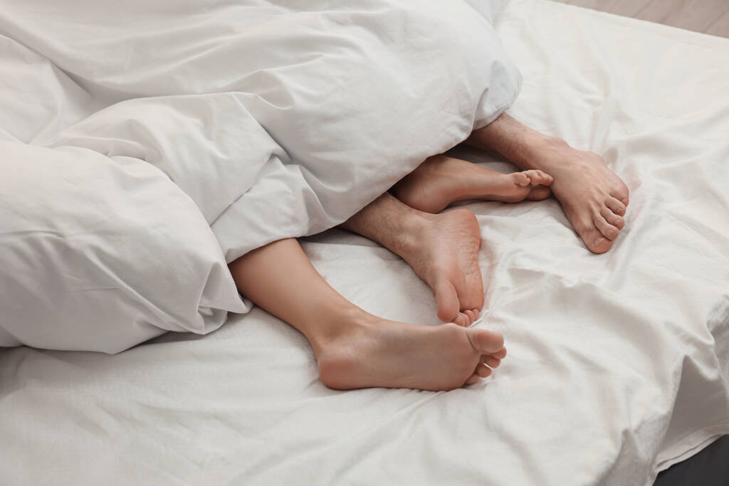 Vášnivý pár při sexu v posteli, detailní záběr na nohy - Fotografie, Obrázek