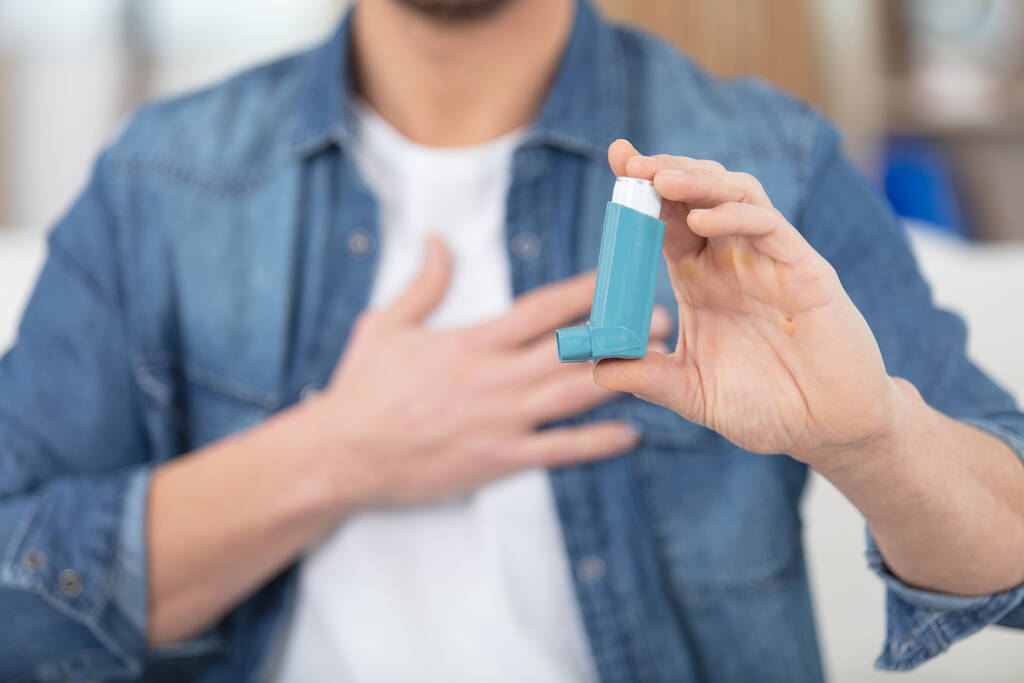 Asthma-Inhalator in männlichen Händen - Foto, Bild