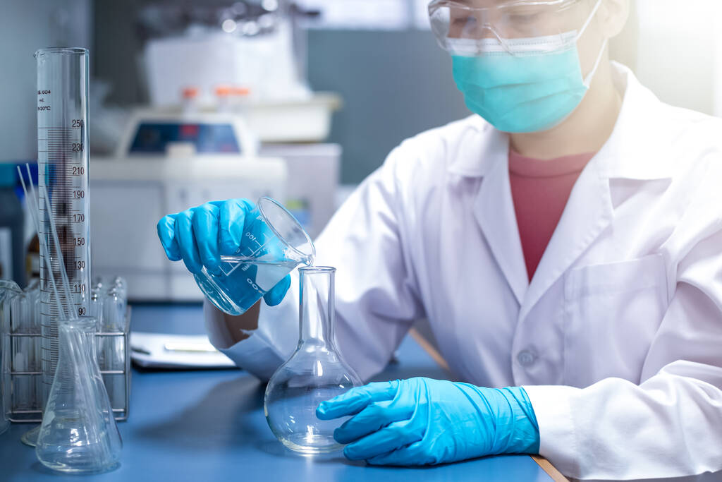 Kimyasal Gelişmiş Araştırma Laboratuvarı, kadın bilim adamı laboratuarda deney için kimyasallar hazırlıyor. İlaç, ilaç ve biyoteknoloji geliştirme araştırmaları. - Fotoğraf, Görsel