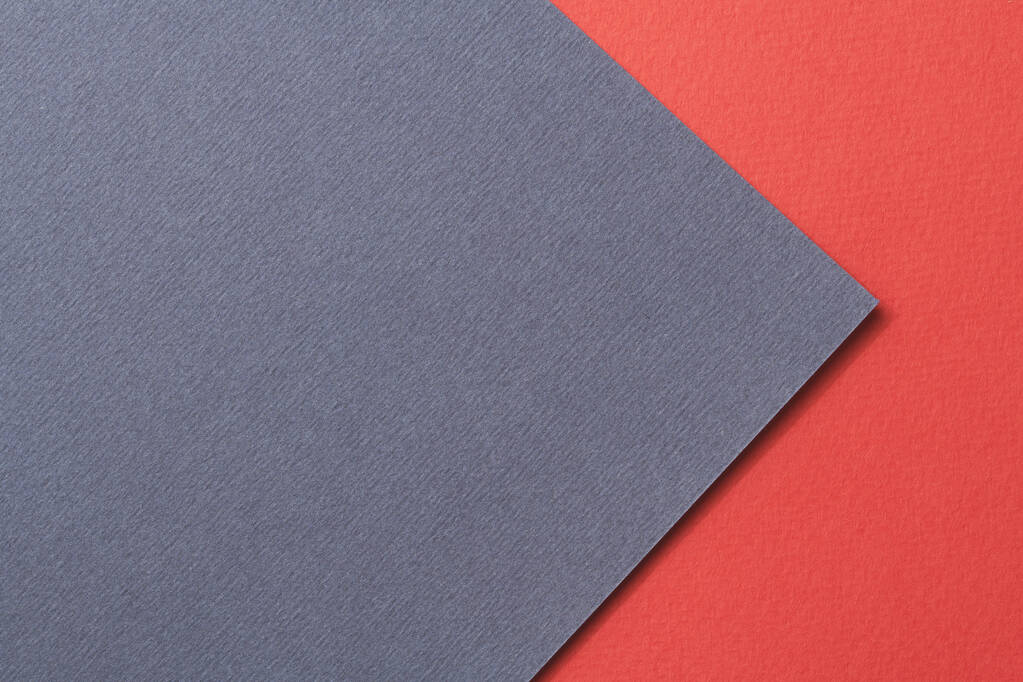 Ruwe kraftpapier achtergrond, papier textuur rood blauwe kleuren. Mockup met kopieerruimte voor tekst - Foto, afbeelding
