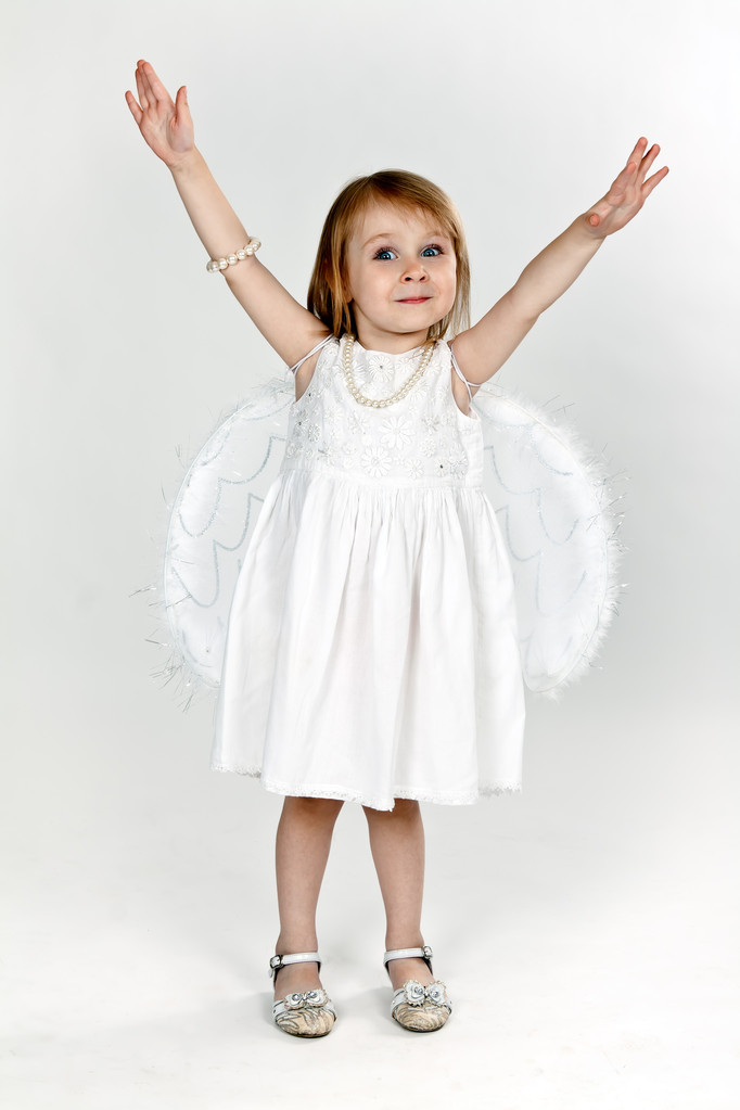 Niña con alas de ángel en el estudio
 - Foto, imagen