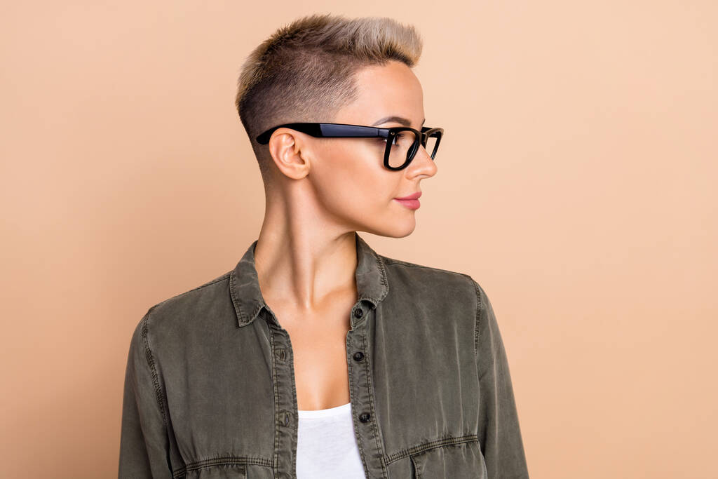 Foto de avatar lateral de la muchacha de negocios joven gerente de peluquería anuncio de salón corto corte de pelo rubio aislado sobre fondo de color beige. - Foto, Imagen