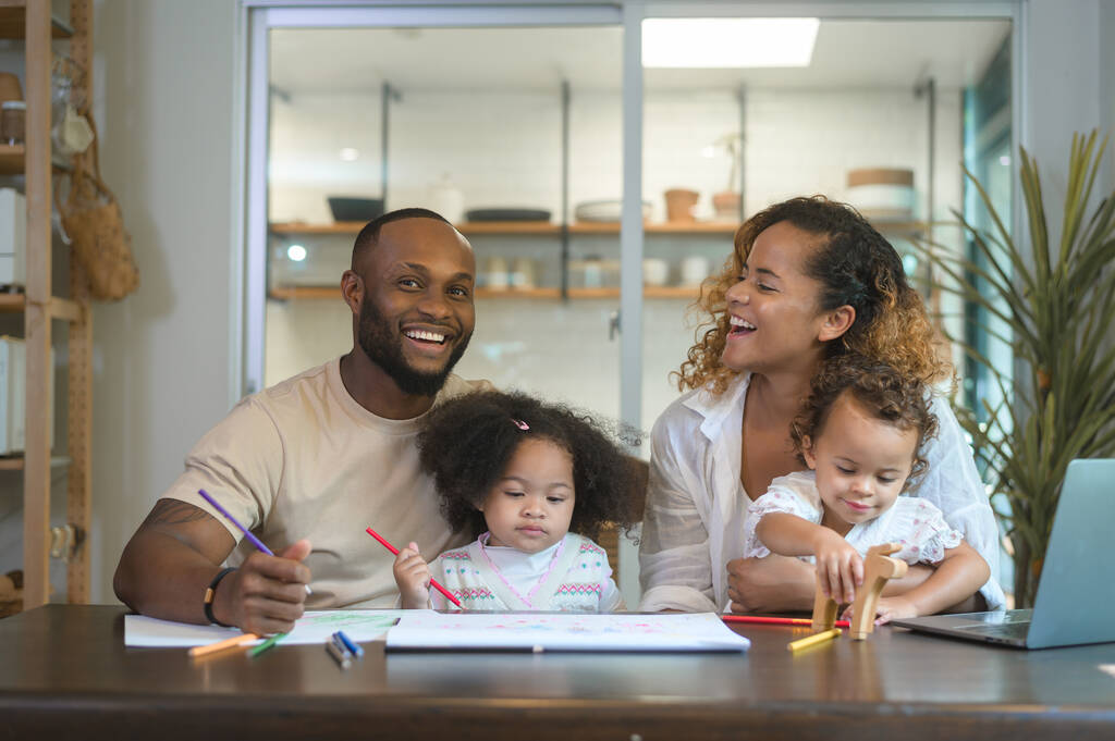 幸せなアフリカ系アメリカ人の親は家で娘と遊んで絵を描く  - 写真・画像