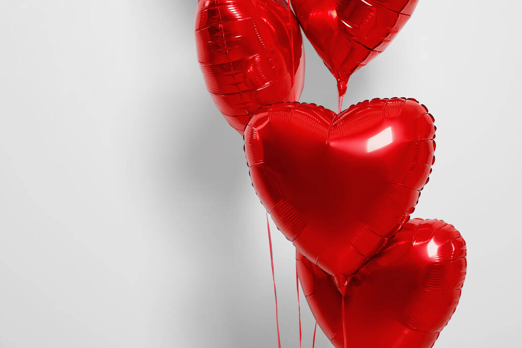 Muchos globos rojos en forma de corazón sobre fondo blanco, primer plano. Espacio para texto - Foto, imagen