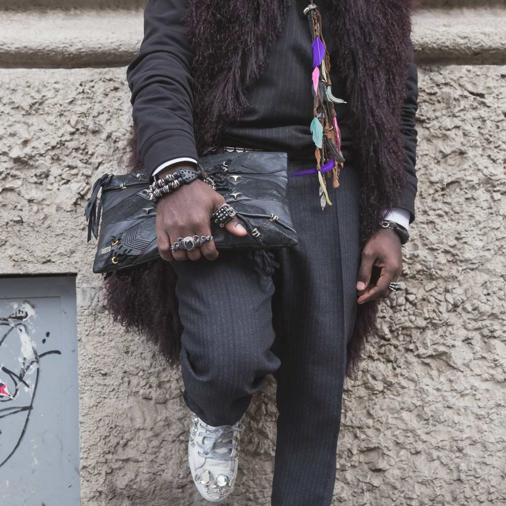 Detalle de un hombre fuera del edificio del desfile de moda de Gucci para Milan Wo
 - Foto, Imagen