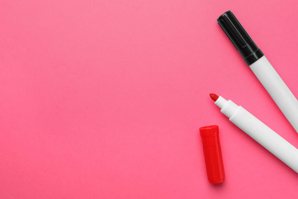 Bright color markers on pink background, flat lay. Space for text - Foto, afbeelding