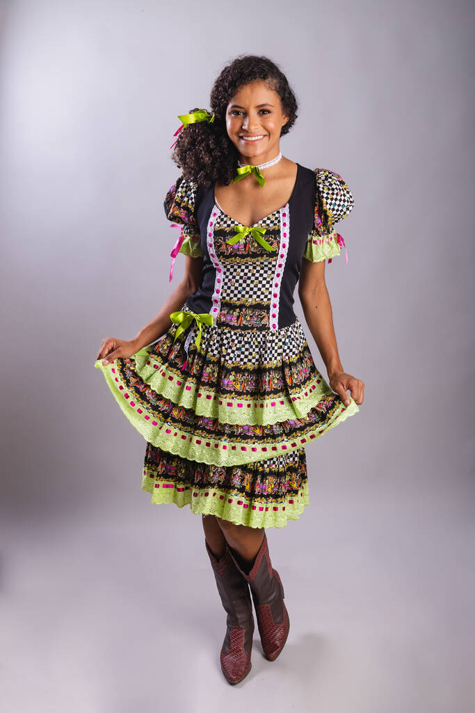 Zwarte Braziliaanse vrouw draagt festa junina kleding. Vriendschap van Sint Jan. Arraial, Verticaal portret. - Foto, afbeelding