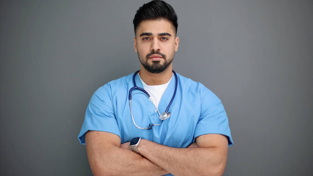 Blanke mannelijke arts draagt een labjas met stethoscoop, - Foto, afbeelding