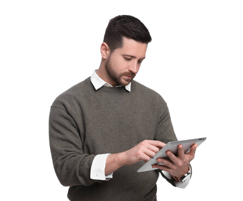 Hezký vousatý podnikatel pomocí tabletu na bílém pozadí - Fotografie, Obrázek