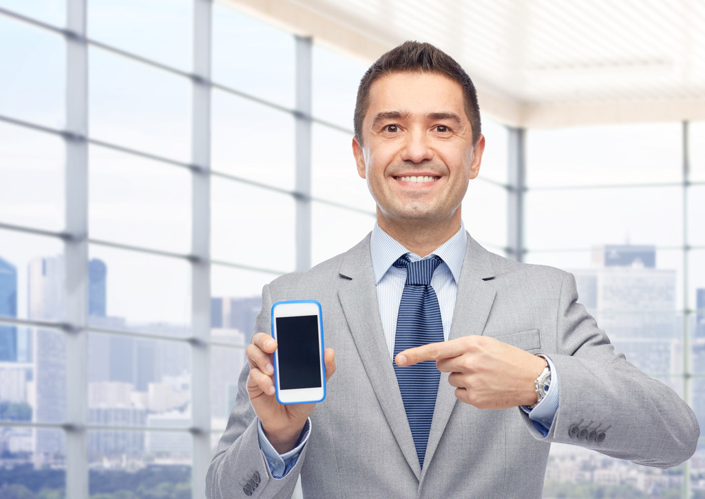 hombre de negocios feliz mostrando la pantalla del teléfono inteligente
 - Foto, Imagen