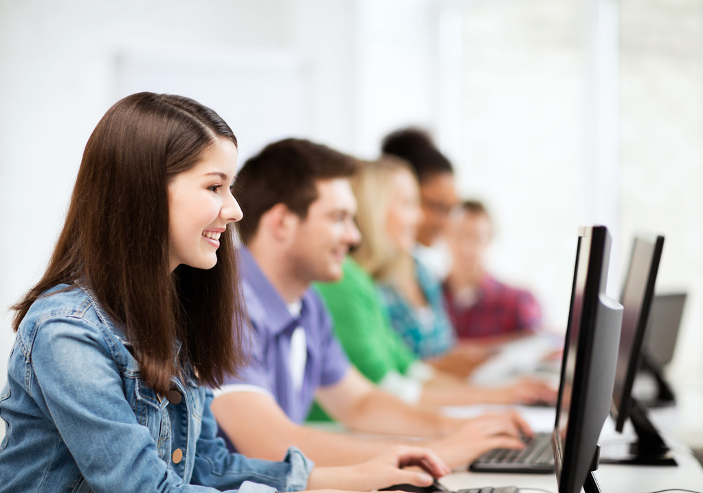 Estudiantes con computadoras estudiando en la escuela
 - Foto, imagen