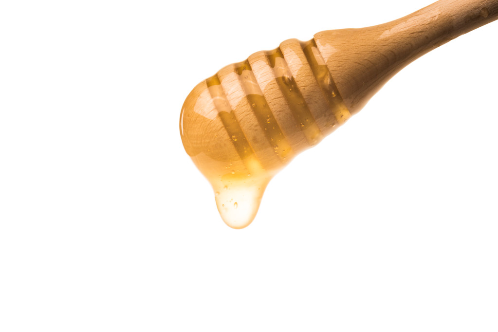 med z dřevěné honey naběračka izolovaných na bílém zpět - Fotografie, Obrázek