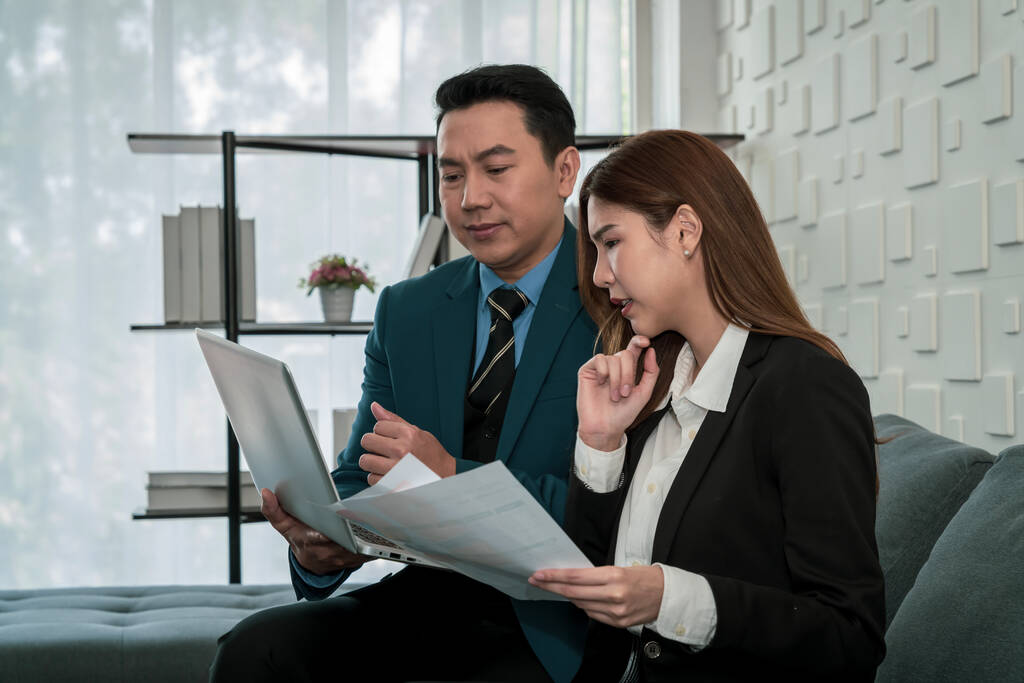 Сучасний азіатський бізнесмен з високою впевненістю зобов'язаний працювати разом як гармонійна команда, що проводить професійне планування зустрічі в компанії - Фото, зображення