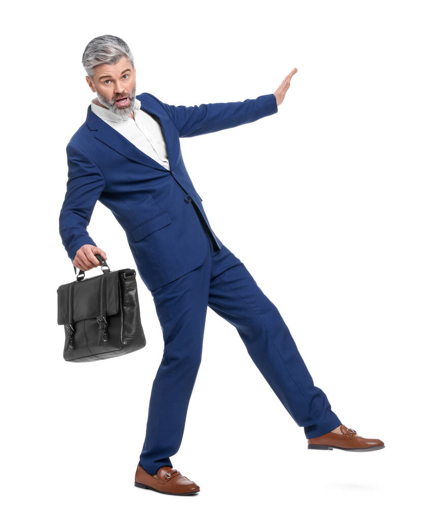 Зрілий бізнесмен з портфелем позує на білому тлі
 - Фото, зображення