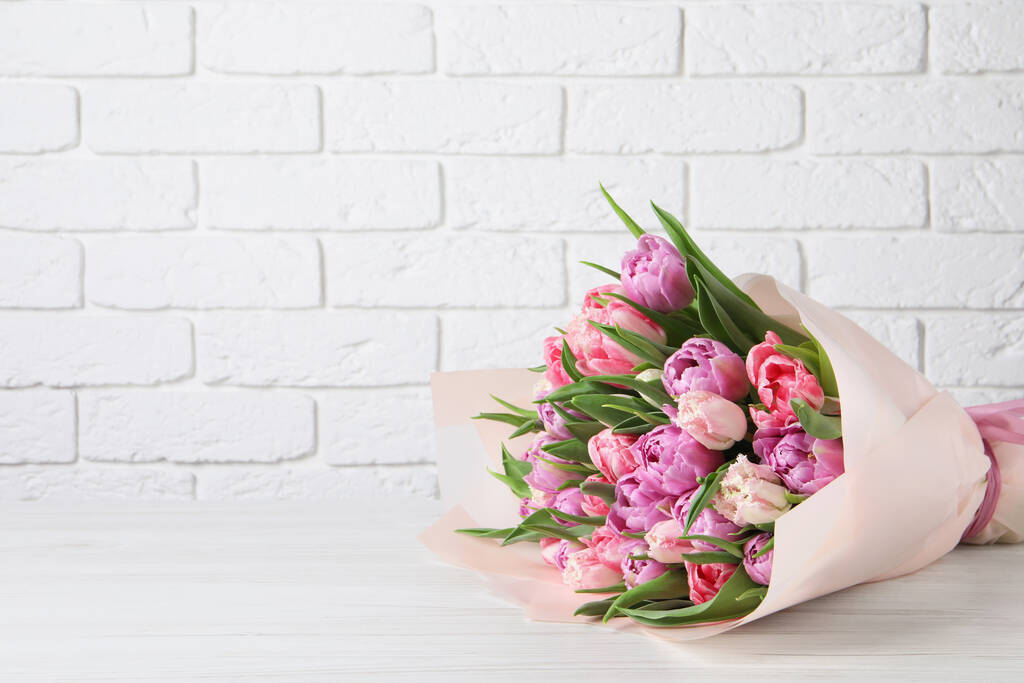 Bouquet de belles tulipes sur table en bois blanc. Espace pour le texte - Photo, image