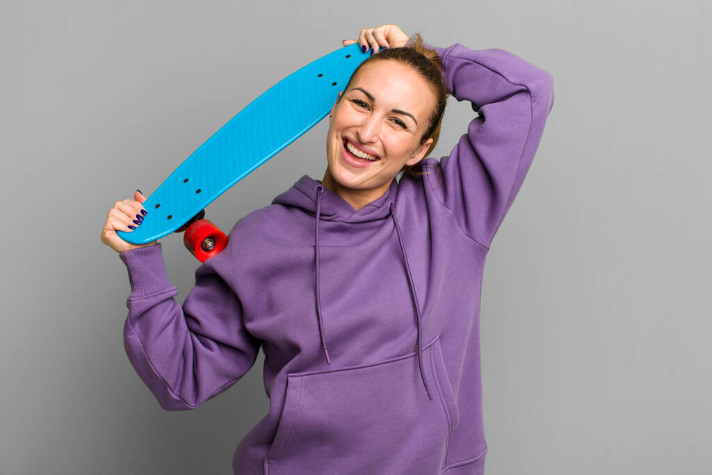 junge hübsche Frau mit einem Skateboard - Foto, Bild