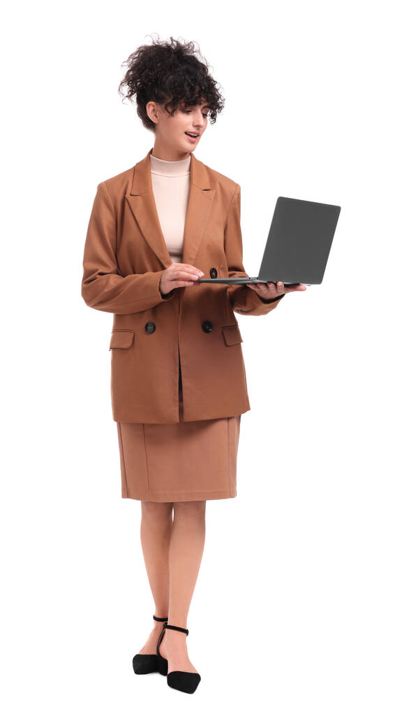 Bella donna d'affari che utilizza il computer portatile su sfondo bianco - Foto, immagini