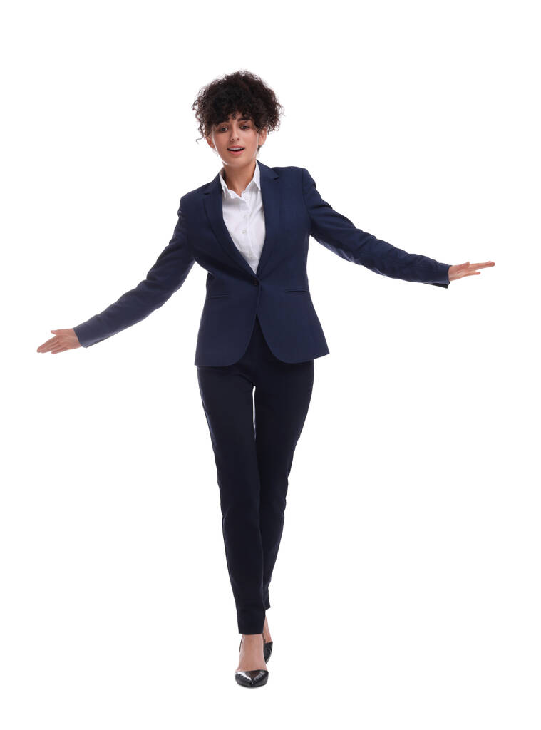 Schöne Geschäftsfrau im Anzug zu Fuß auf weißem Hintergrund - Foto, Bild