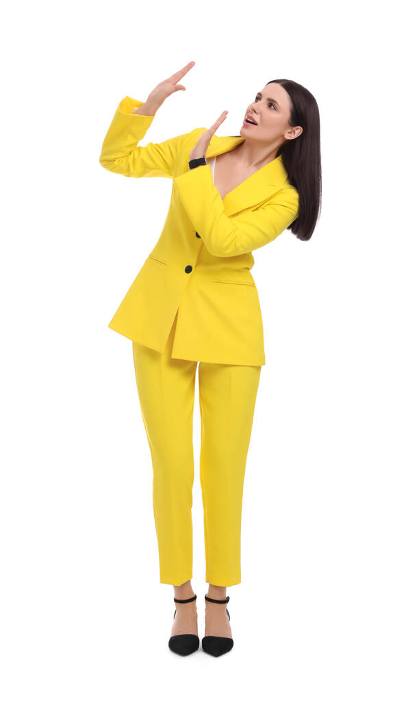 Красива бізнес-леді в жовтому костюмі на білому тлі
 - Фото, зображення