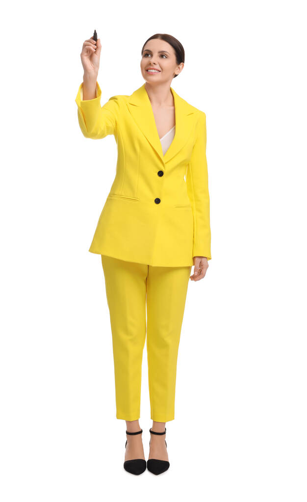Schöne Geschäftsfrau im gelben Anzug mit Filzstift auf weißem Hintergrund - Foto, Bild