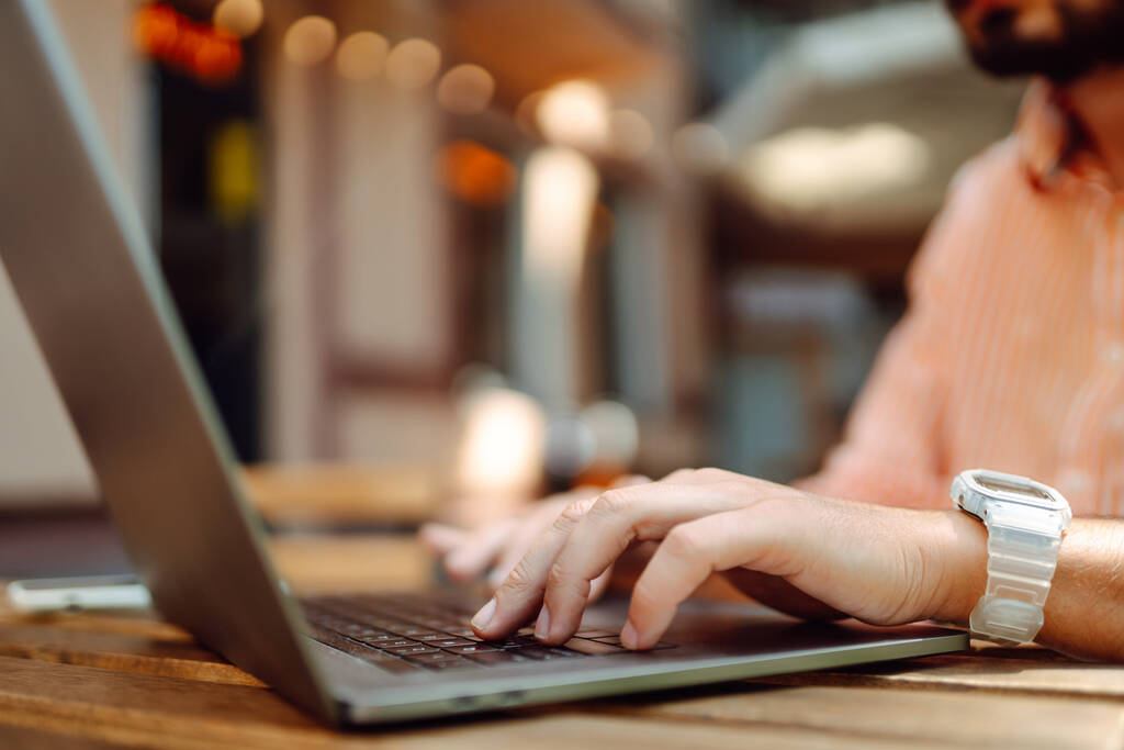 Sikeres fiatal diák szabadúszó laptopot használ, webináriumokat néz, távolról dolgozik, e-learning e-commerce online street cafe. - Fotó, kép