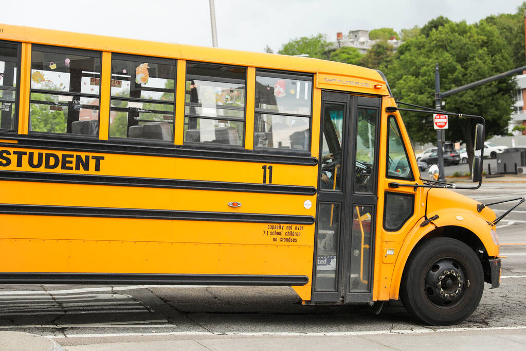 Желтый школьный автобус символизирует образование, детство, обучение, сообщество, безопасность и путешествие знаний - Фото, изображение