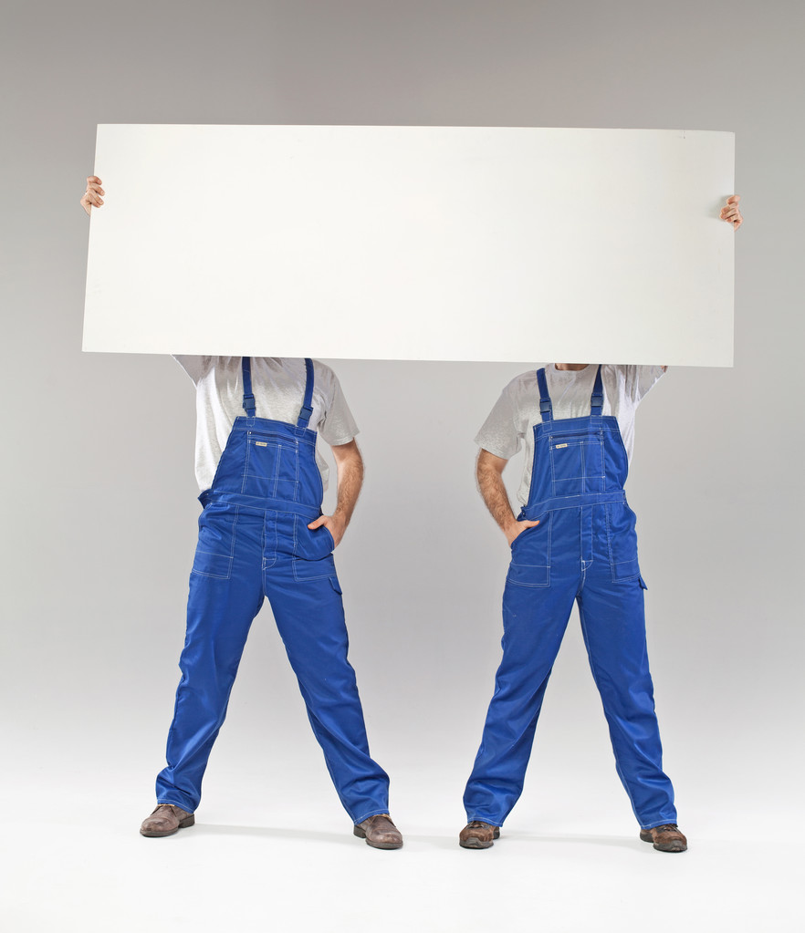 Два строителя с плакатом
 - Фото, изображение