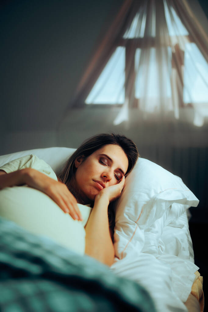 Donna incinta che dorme nella sua camera da letto che riposa a letto  - Foto, immagini