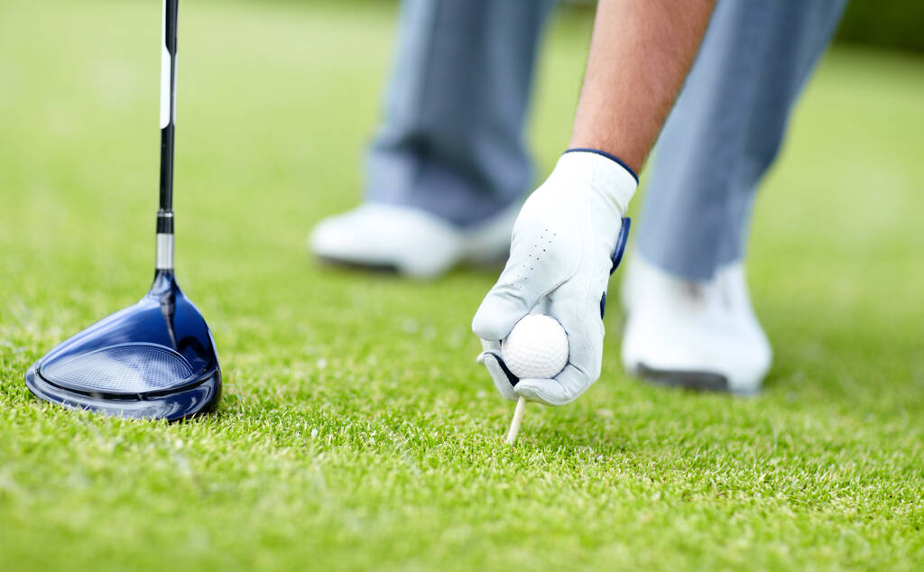 Golf, detailní záběr muže se sportovním klubem a míčkem na trávníku venku. Trénink nebo trénink, sport s vybavením a rukou mužského sportovce venku na soutěž nebo turnaj. - Fotografie, Obrázek