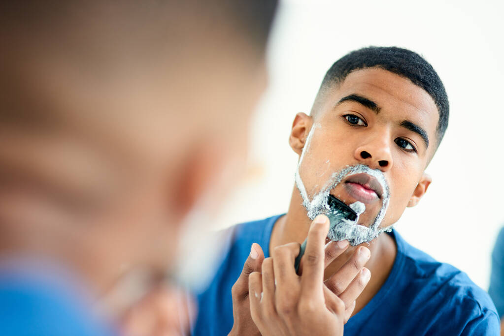 Haj eltávolítása, arc és borotválkozás a férfi a fürdőszobában ápolás, reggeli rutin és takarítás. Bőrápolás, borotva és önápolás férfi személlyel otthon tükörben arc-, szakáll- és higiénia. - Fotó, kép