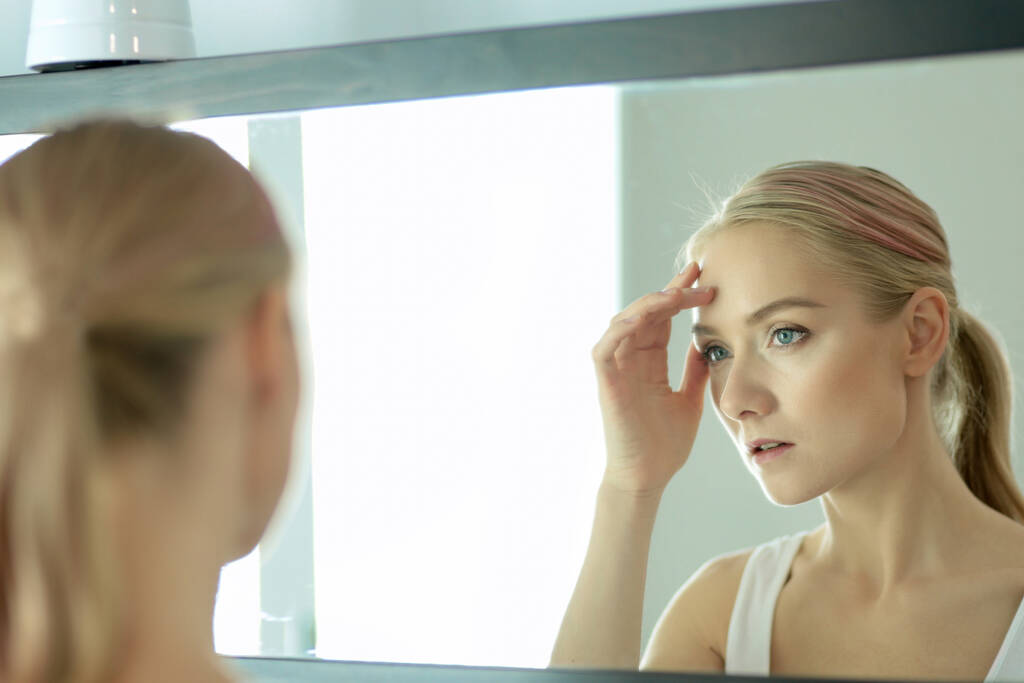 rostro de joven hermosa mujer sana y la reflexión en el espejo
. - Foto, Imagen