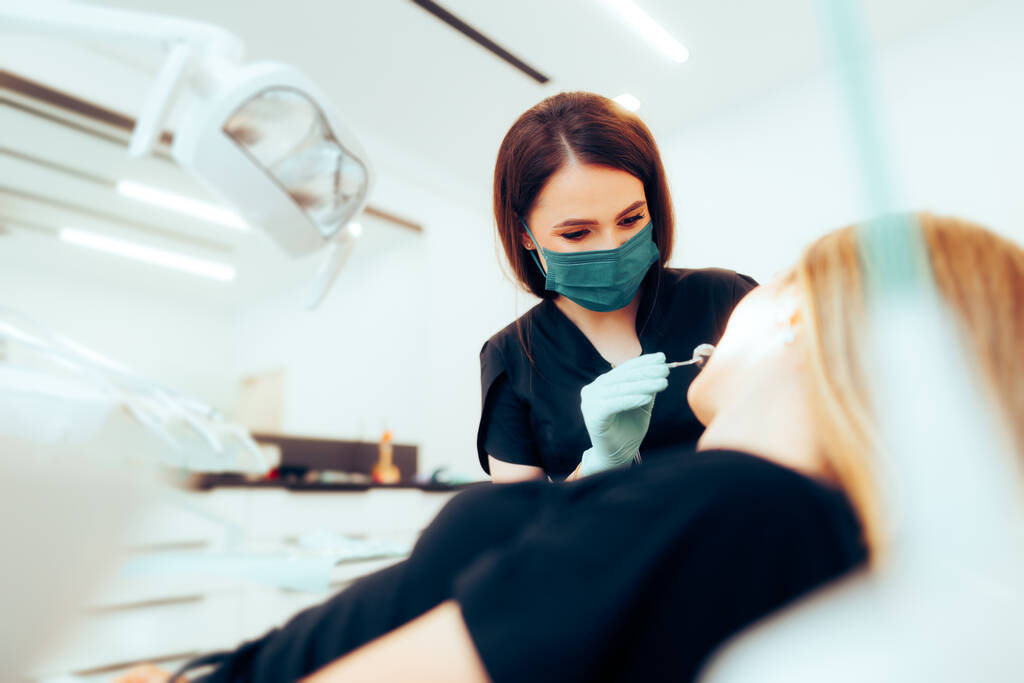 Hammaslääkäri konsultointi potilas hänen hammaslääkärin työpaikalla - Valokuva, kuva