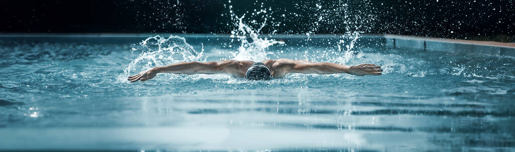 Immagine dinamica di giovane uomo muscoloso, allenamento di nuoto professionale in piscina. Velocità, forza e atletismo. Concetto di sport professionale, azione, movimento, salute. Banner, volantino. Pubblicità - Foto, immagini