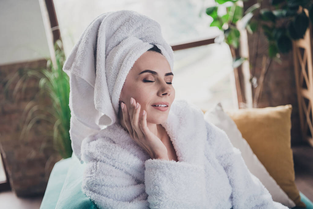 Foto der attraktiven Frau liegen Sofa berühren Gesicht Finger genießen nach dem Bad mit täglichem Gel in modernen Wellness-Salon Interieur. - Foto, Bild