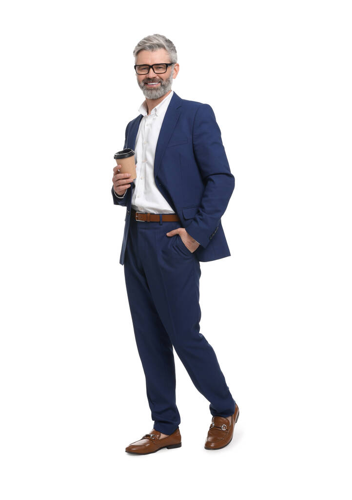 Ältere Geschäftsmann in stilvoller Kleidung mit einer Tasse Getränk auf weißem Hintergrund - Foto, Bild