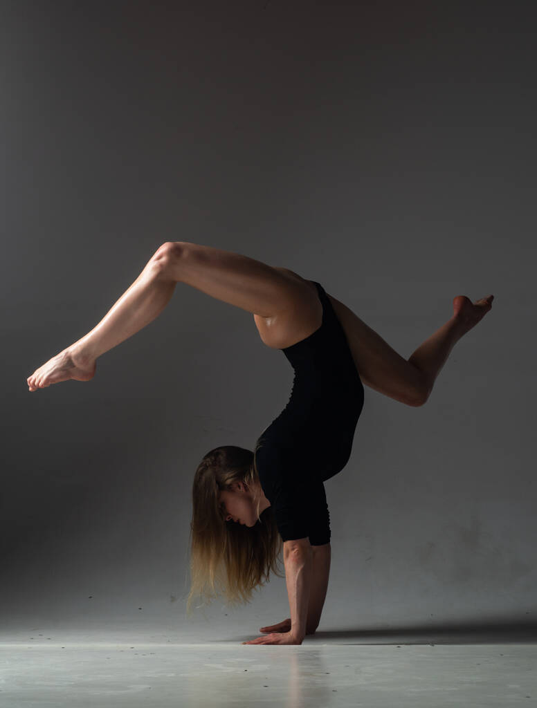 Mujer flexible. Chica en forma estirándose y bailando. Estirar el cuerpo flexible sexy. Mujer gimnasta flexible. Inspiración. Bailarina de ballet graciosa. Arte, movimiento, concepto flexible. Bailarina femenina flexible - Foto, imagen