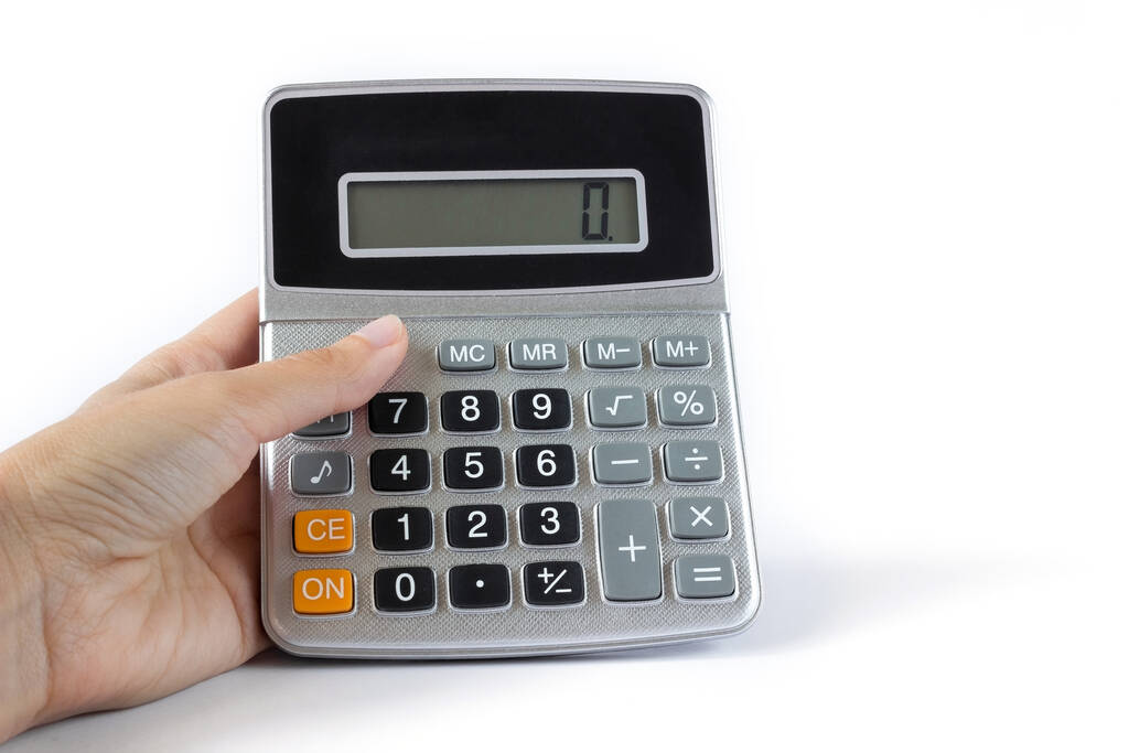 Kalkulátor a kezében egy fehér háttér közelkép. A pénzügy, a nyereség, az üzlet, a pénz, a megtakarítások, a számvitel fogalma. - Fotó, kép